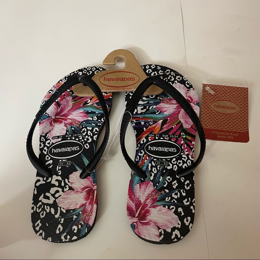 Havaianas NWT Girls Black flip flops with Pink and White Flowers.